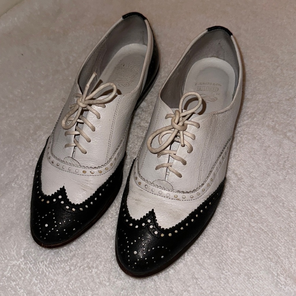 G.H Bass & Co tailored saddle shoe sz. 7